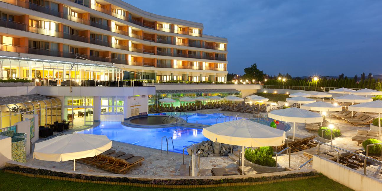 Hotel Livada Prestige - Terme 3000 - Sava Hotels & Resorts Moravske Toplice Esterno foto The hotel at night