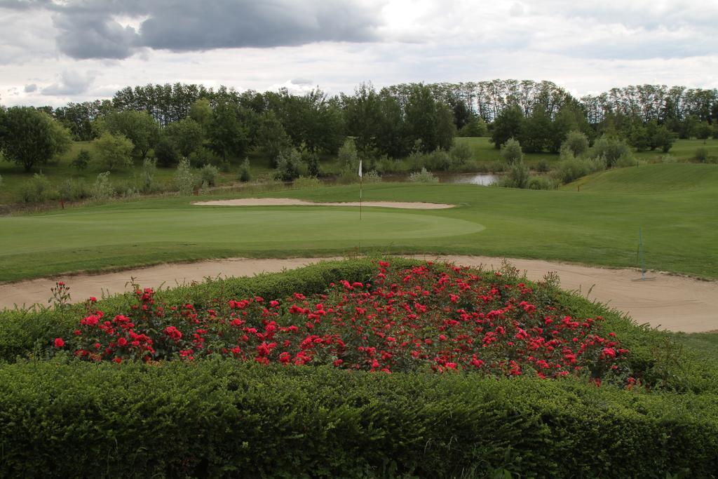 Hotel Livada Prestige - Terme 3000 - Sava Hotels & Resorts Moravske Toplice Esterno foto Golf course in the Czech Republic
