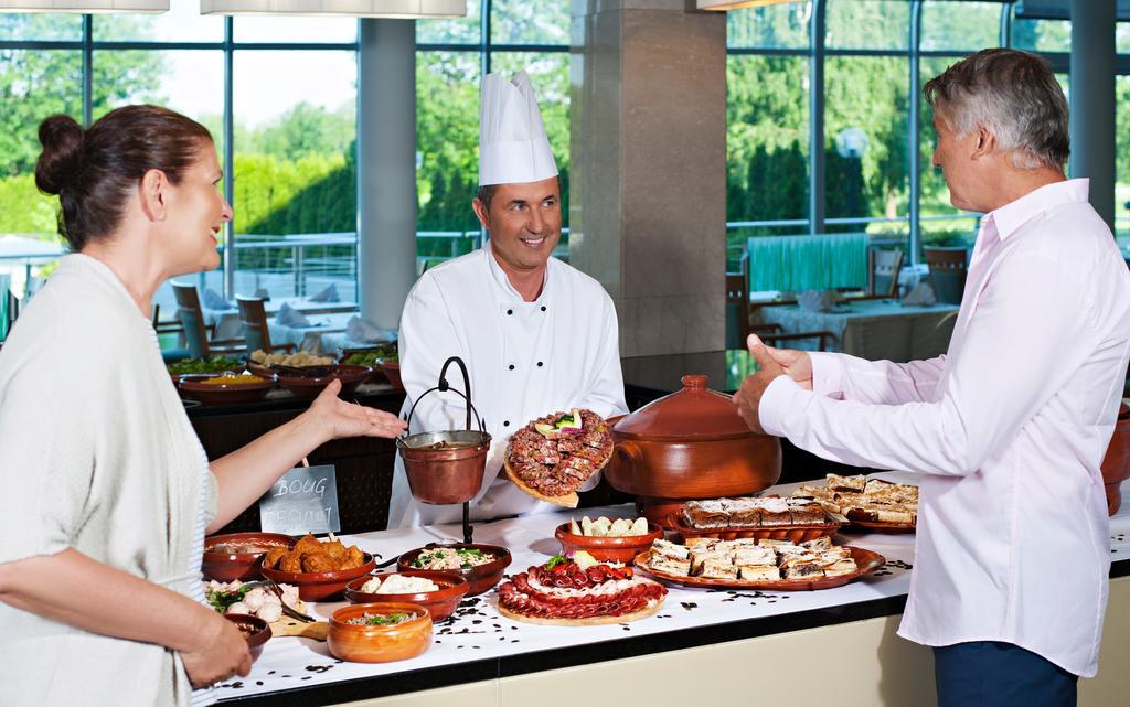 Hotel Livada Prestige - Terme 3000 - Sava Hotels & Resorts Moravske Toplice Esterno foto A buffet at a restaurant
